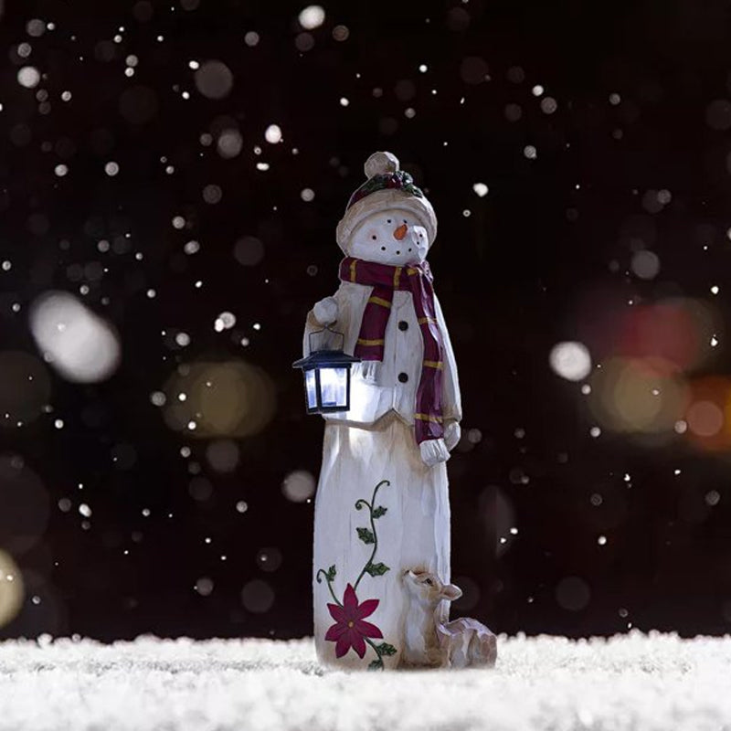 Muñeco de nieve del bosque con linterna solar