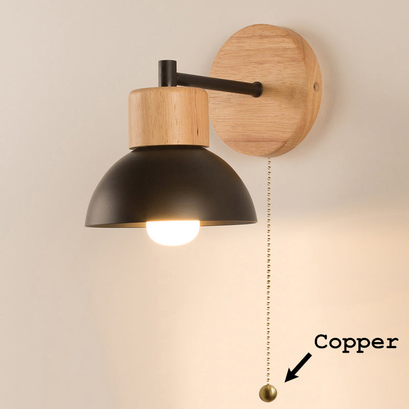 Nordische Wandlampe aus Holz