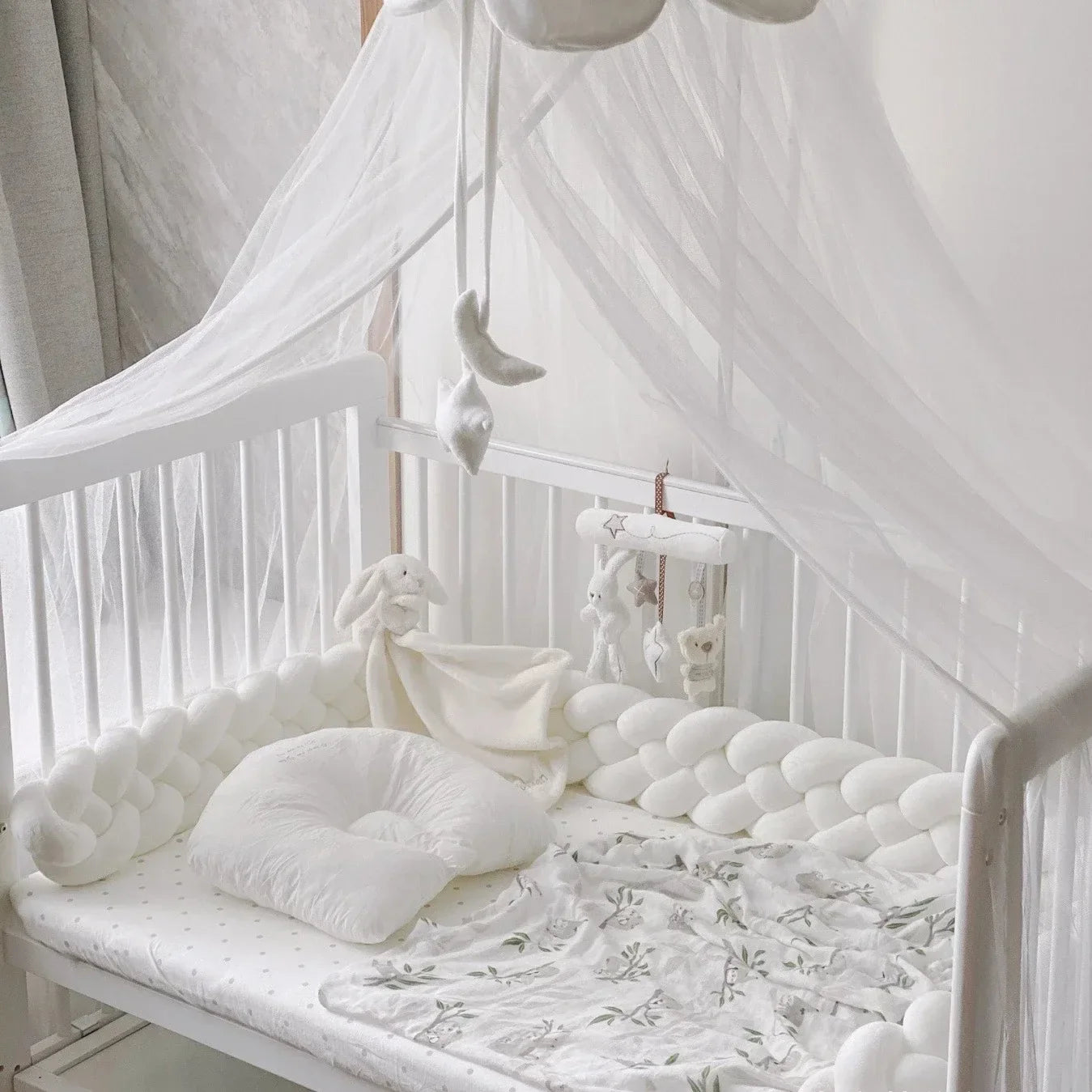 Baby Knot Bedbumper en nestje - Wit, lichtgrijs en donkergrijs