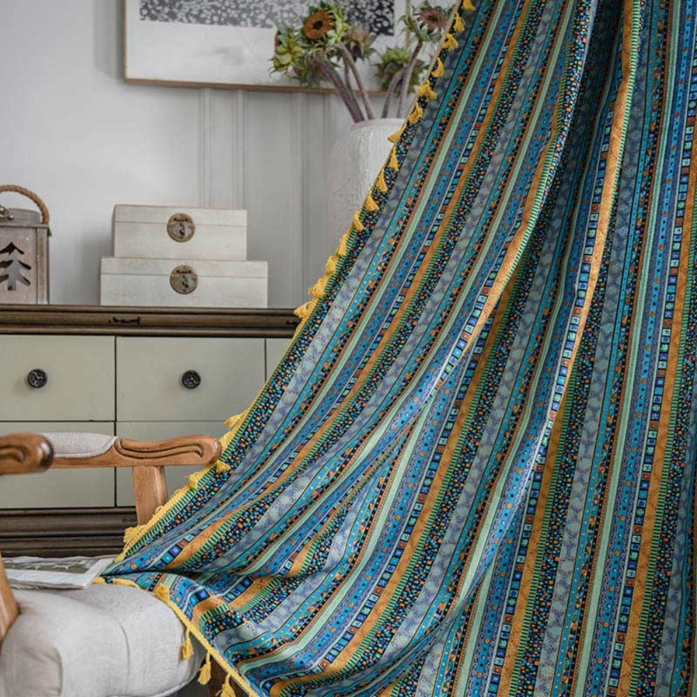 Cortinas de Borlas Coloridas que Filtran la Luz