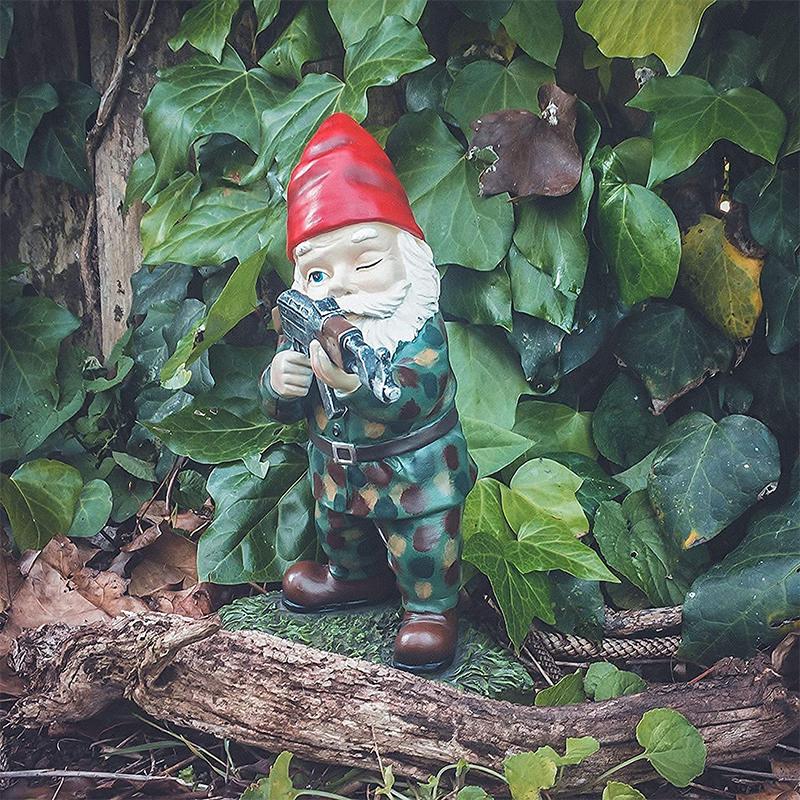 Military Garden Gnome Naamiointi univormulla