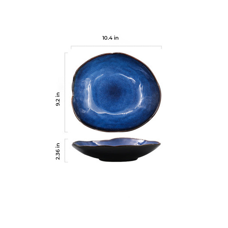 Plato azul profundo con olas del océano