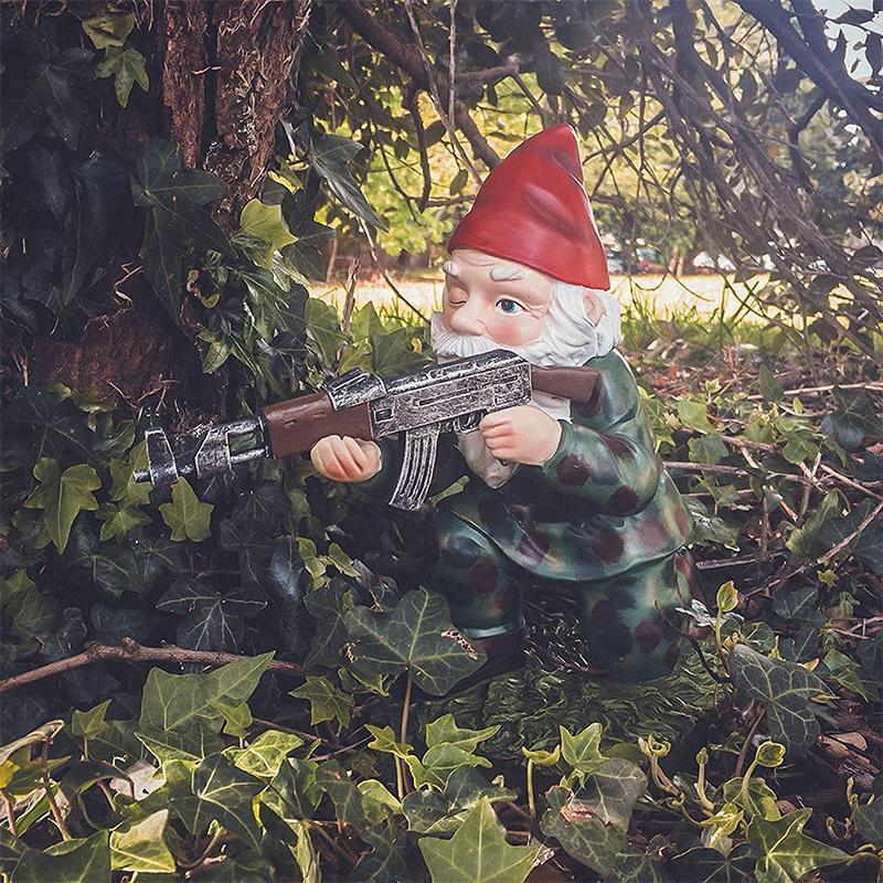 Nain de jardin militaire avec uniforme de camouflage