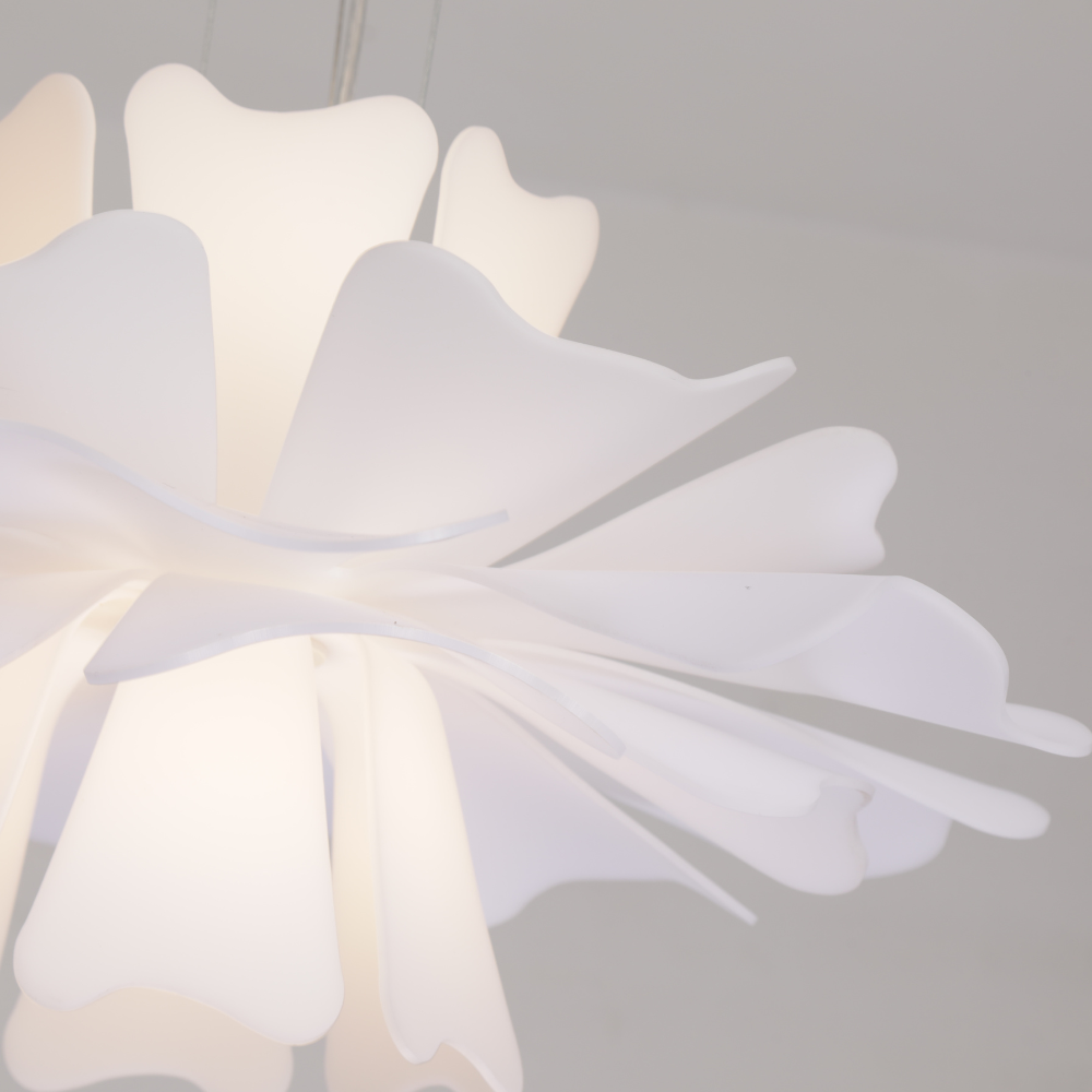 Petalia - Elegante lampada a sospensione in metallo bianco