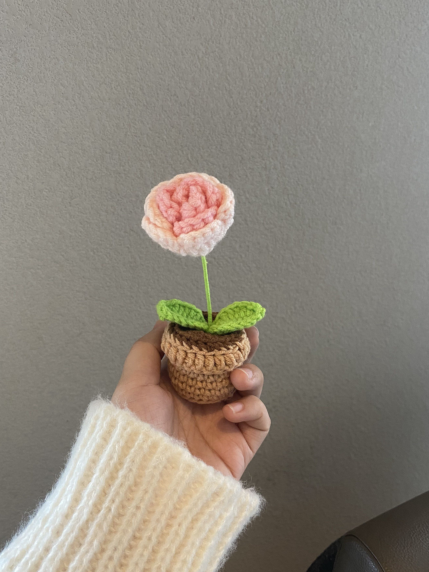 Decorazione per vaso di fiori all'uncinetto fatto a mano