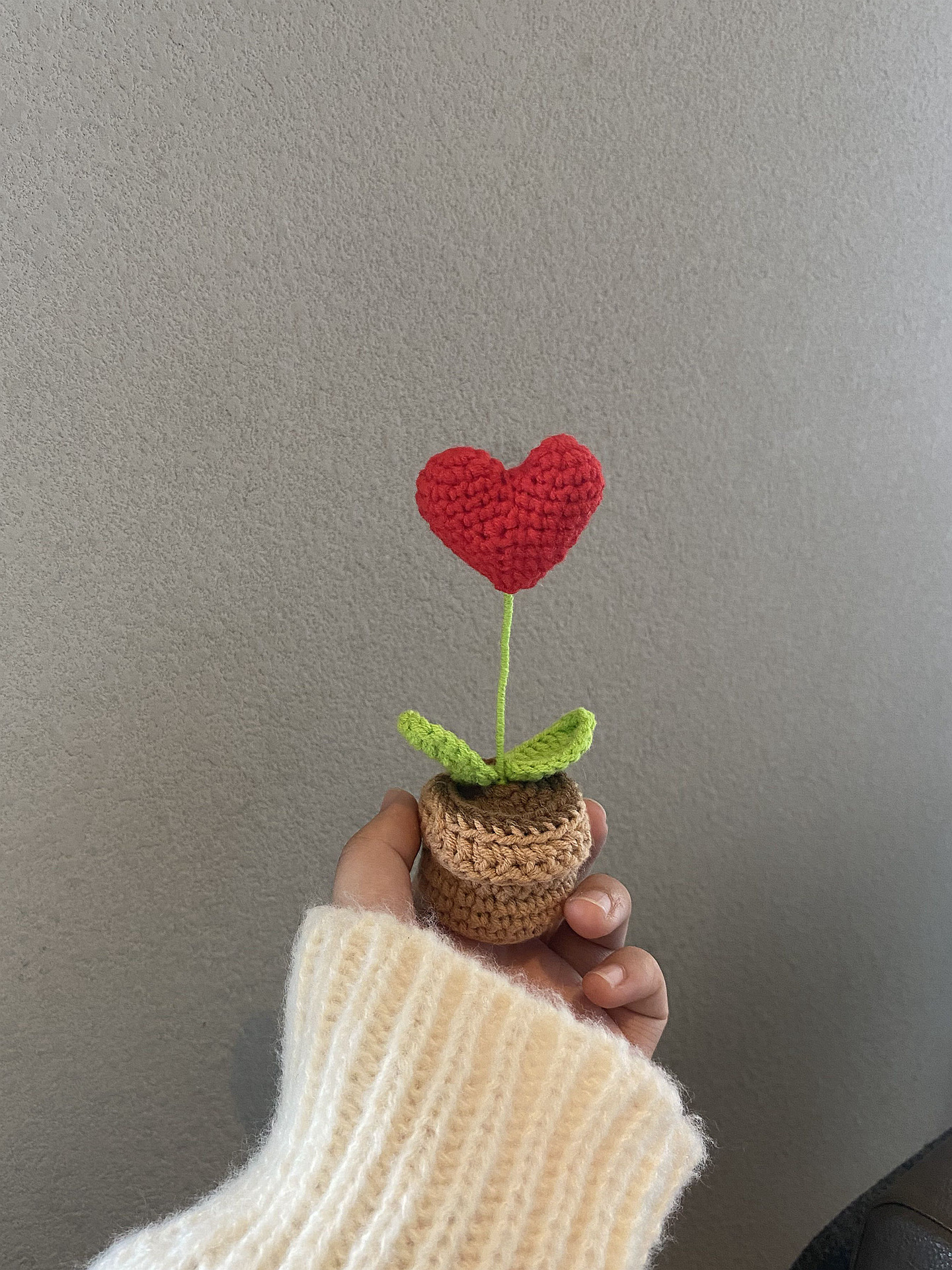 Decorazione per vaso di fiori all'uncinetto fatto a mano