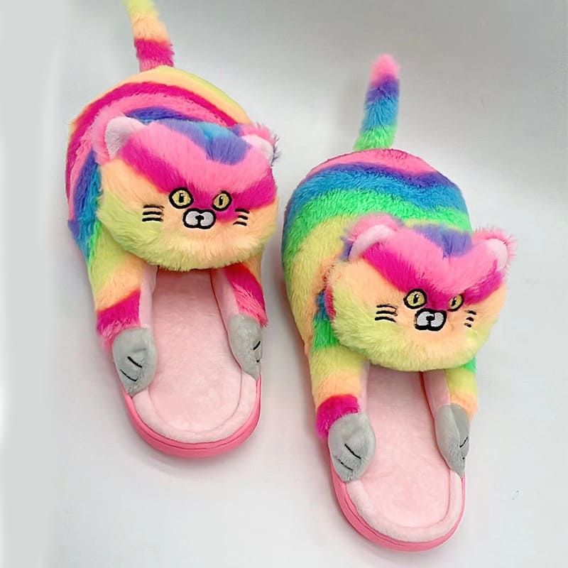 Pantuflas de gato con abrazo de peluche