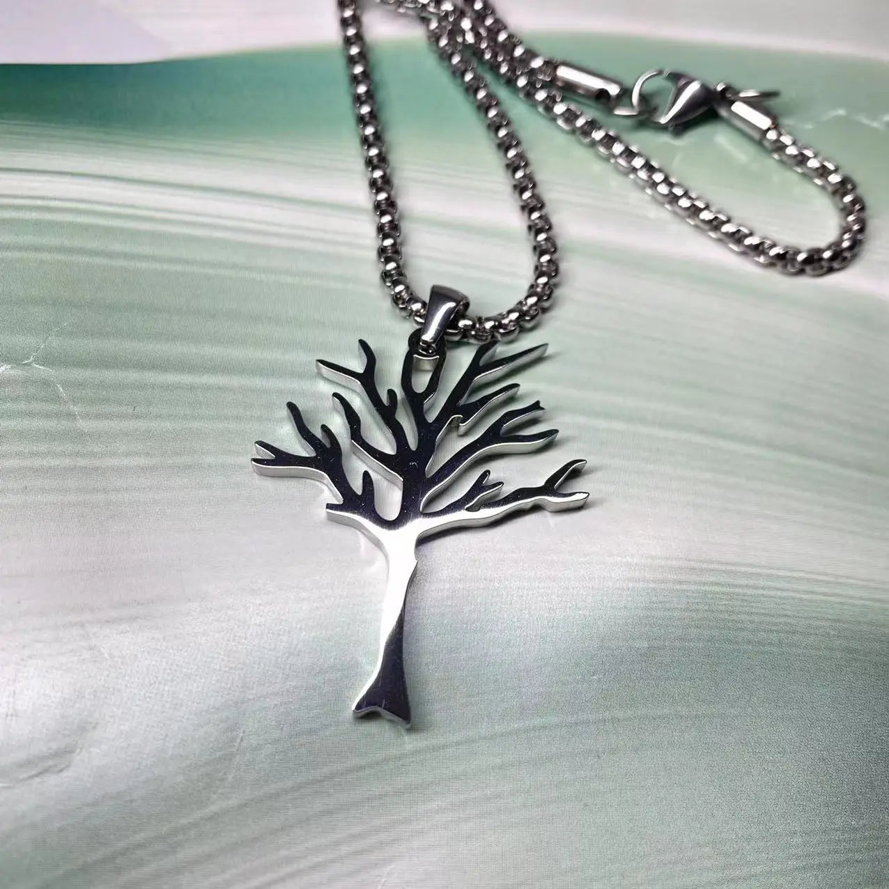 Collana con albero senza foglie