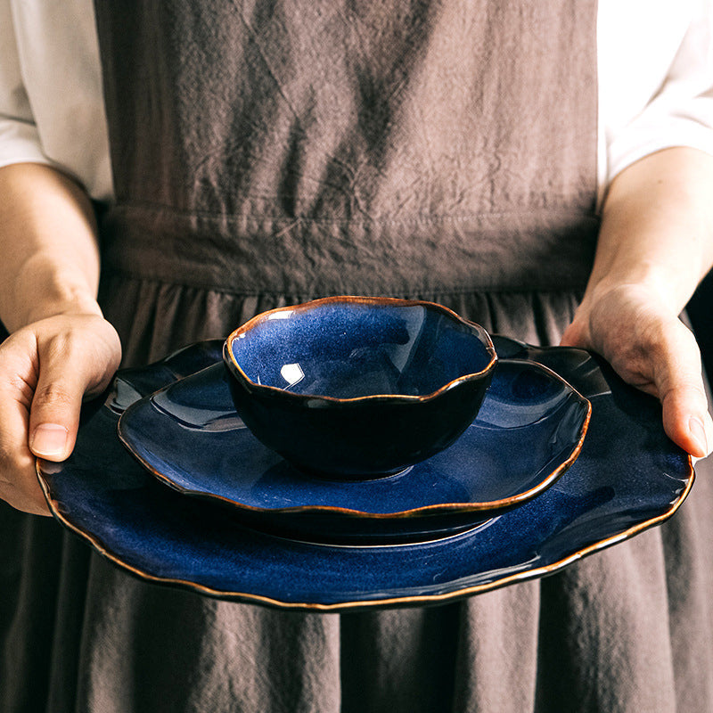 Plato azul profundo con olas del océano