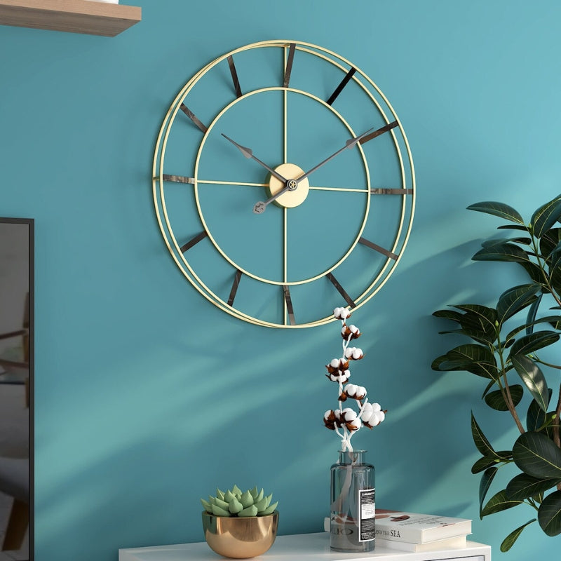 Reloj de pared grande de metal dorado y negro