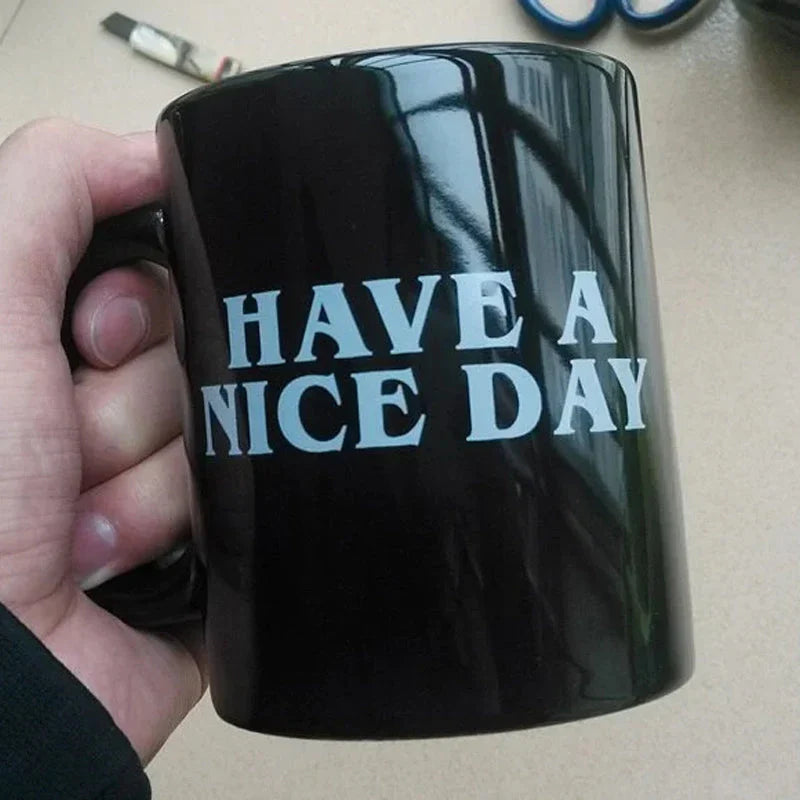 Taza divertida con el dedo medio que tengas un buen día