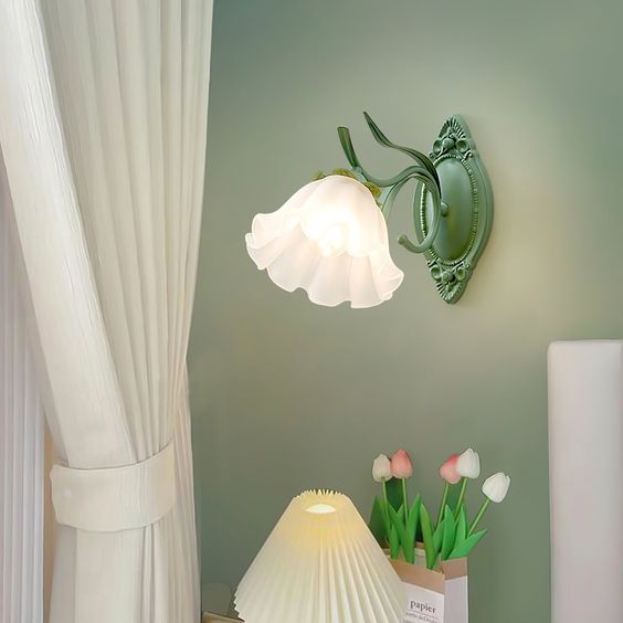 LilyGlow – Lámpara de pared con diseño de lirio de los valles