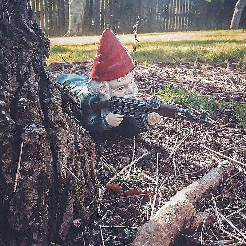 Nain de jardin militaire avec uniforme de camouflage