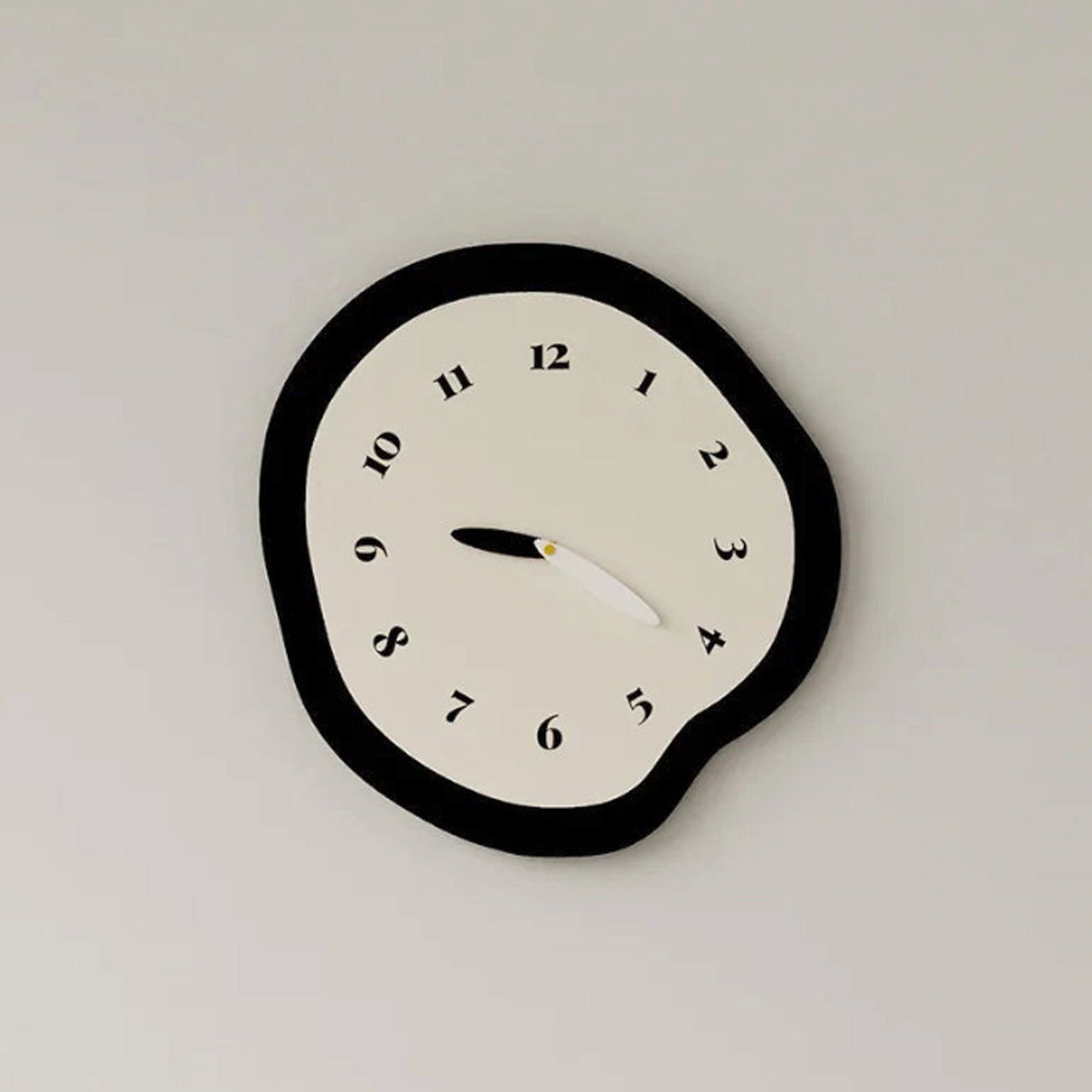 Reloj de pared silencioso distorsionado abstracto: diseño de péndulo minimalista moderno