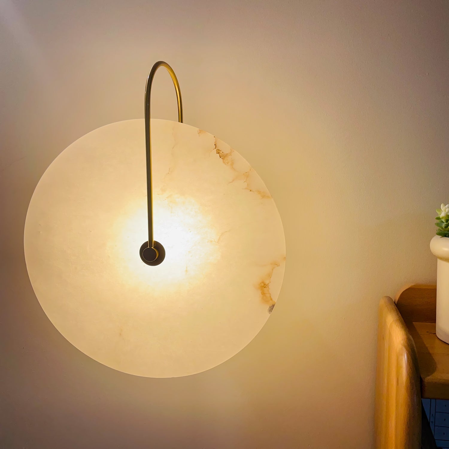 Alabaster LED-Wandleuchte