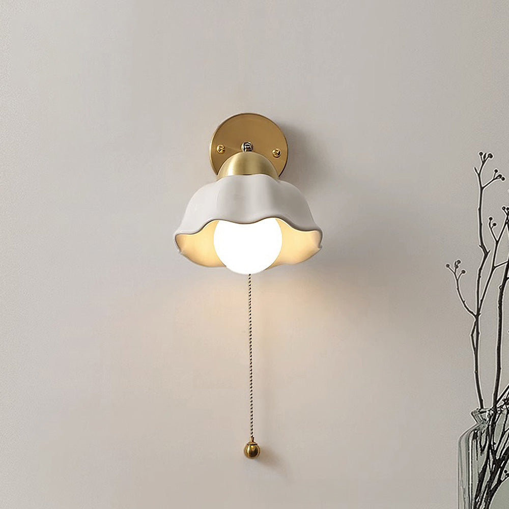 Französische Retro-Wandlampe mit weißen Blumen