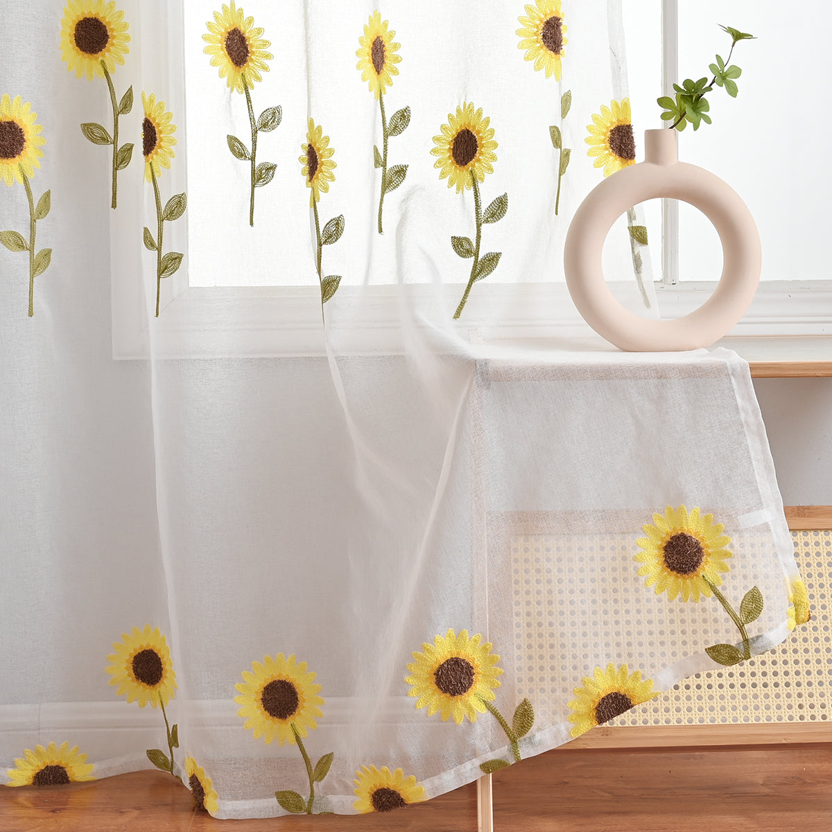 CountryBloom - Airy White Curtain with Sunflower Motif for a Farmhouse Decoration