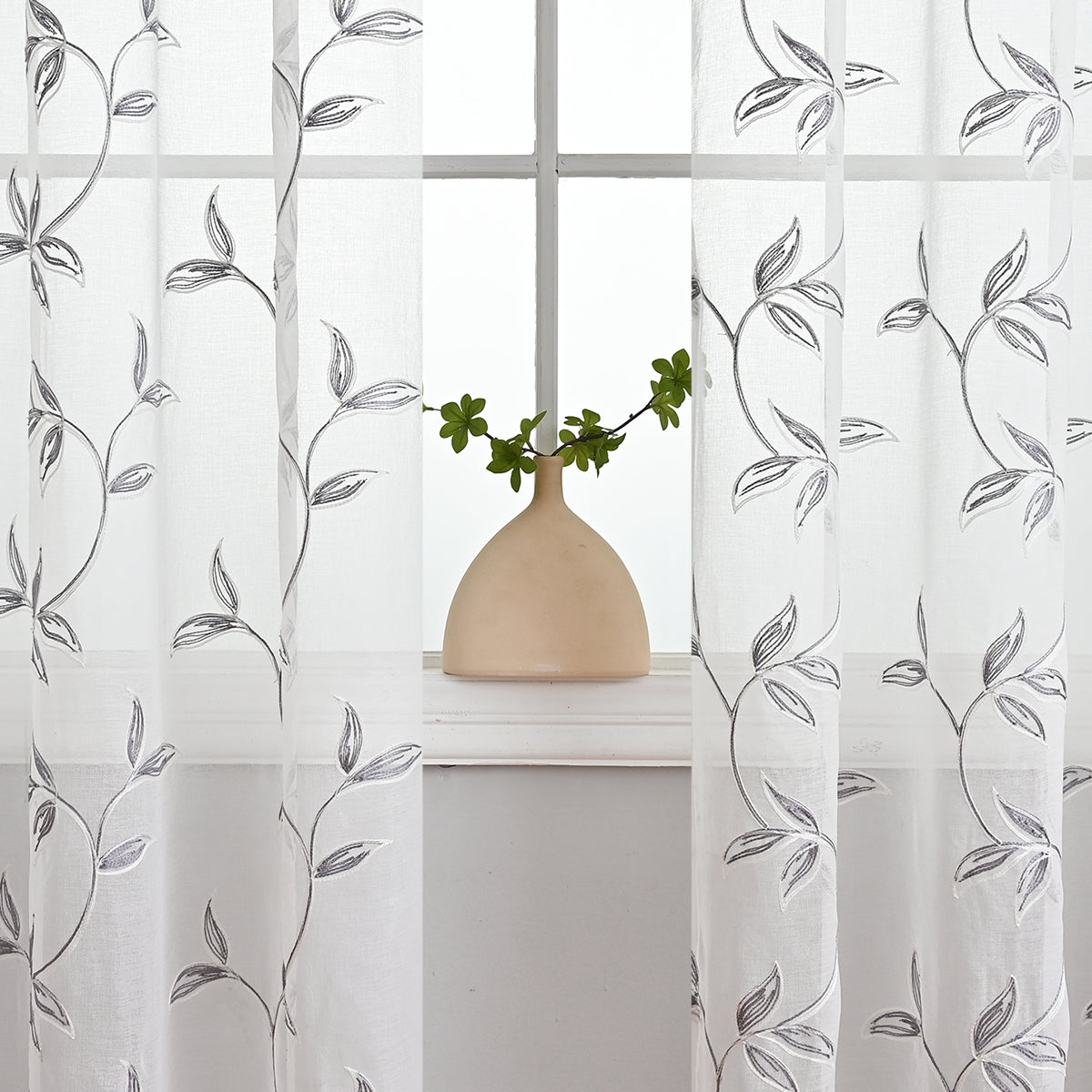 ChicFloral - Polyester Curtain with Flower and Leaves Pattern in White and Gray