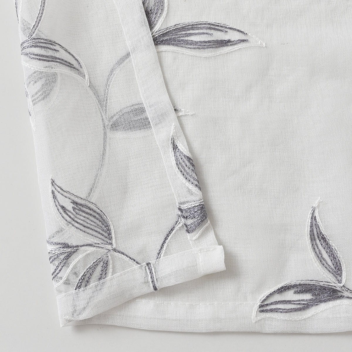 ChicFloral - Polyester Curtain with Flower and Leaves Pattern in White and Gray