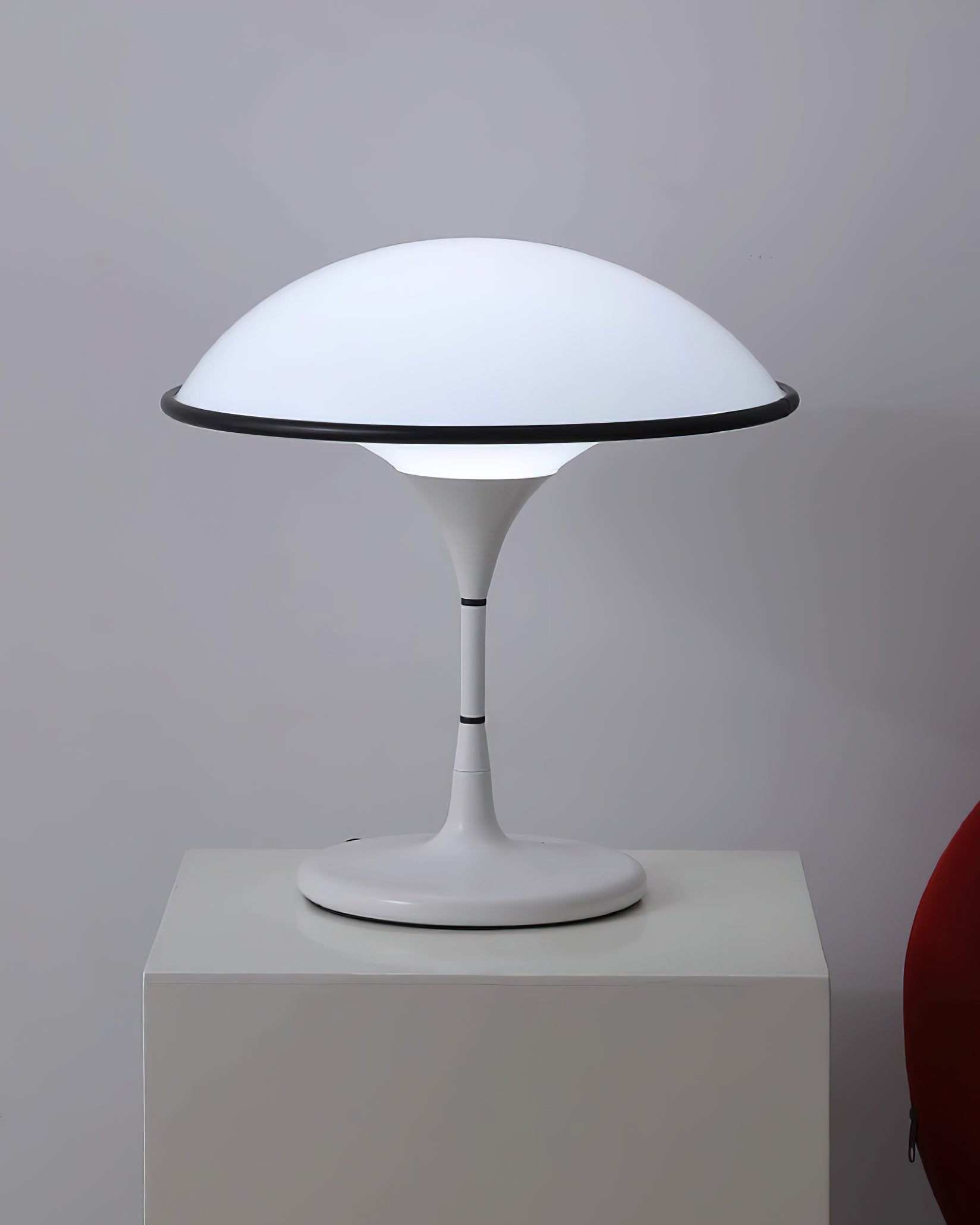 LumiFont - Elegante lampada da tavolo dal design unico