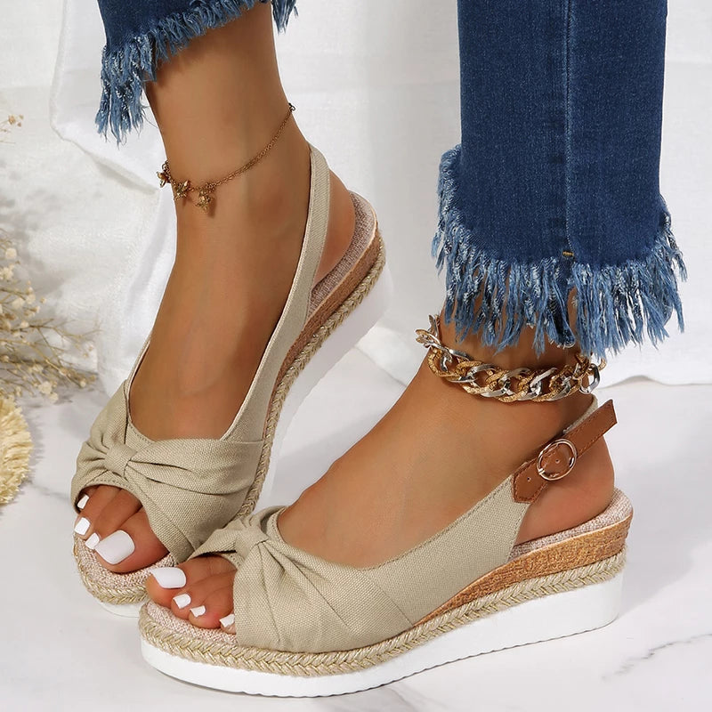 Schicke Sommer-Espadrille-Sandalen mit Schnallenverschluss und Knotendetail