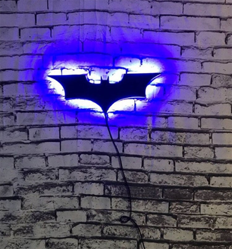 Batman LED-seinävalaisin langattomalla kaukosäätimellä ja värinvaihdolla