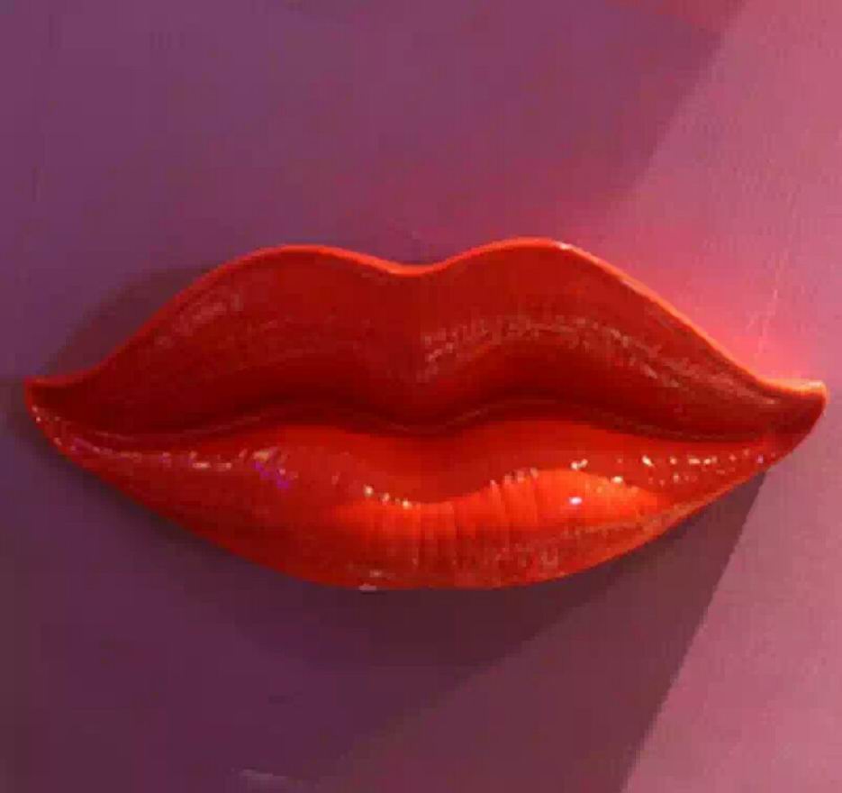 Escultura de labios vibrantes para pared