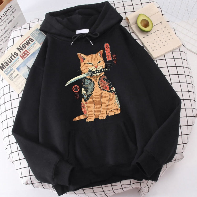 Orangefarbener Samurai-Katzen-Kapuzenpullover mit Katana-Motiv