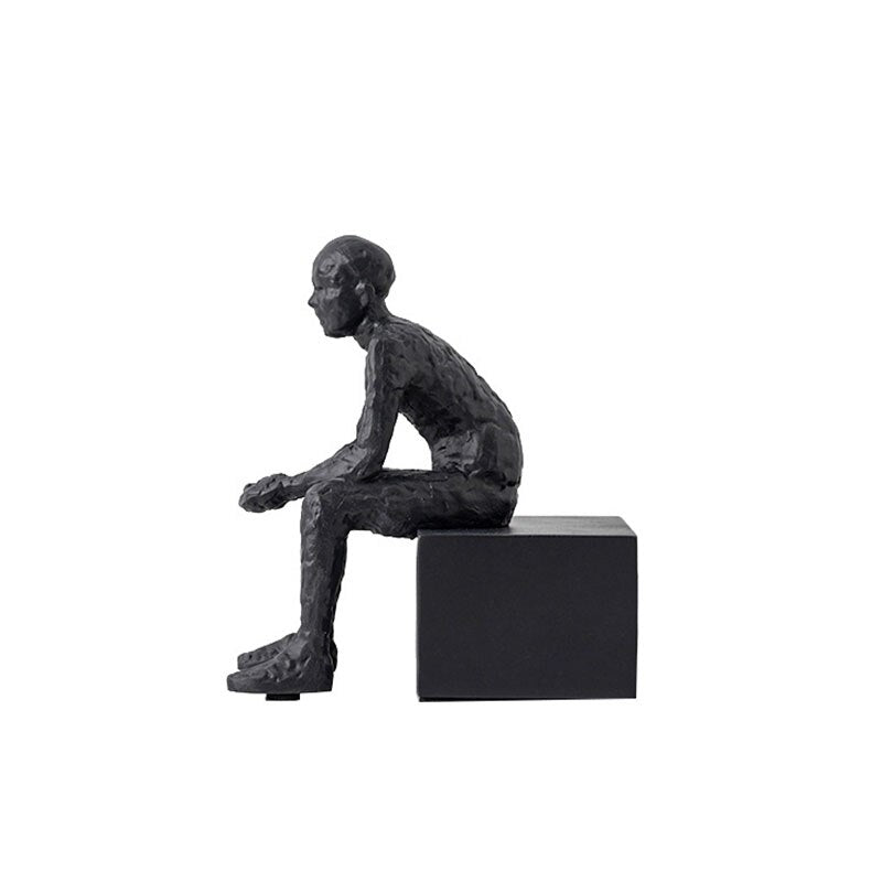 Sculpture abstraite moderne assise et observatrice