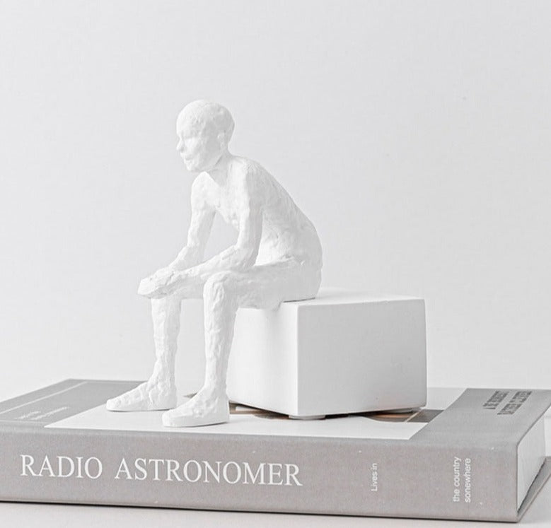 Scultura astratta moderna seduta e osservata