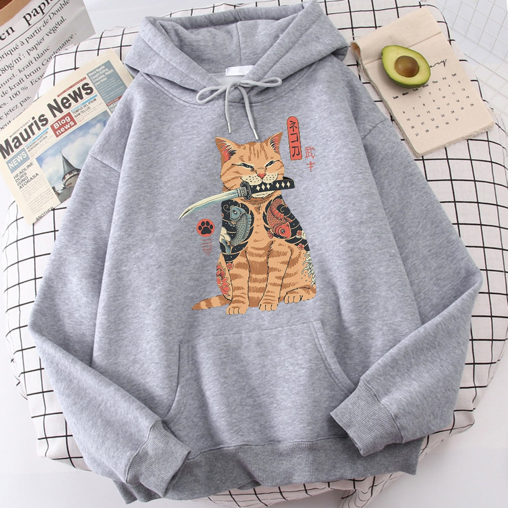 Sudadera con capucha y gato naranja con katana samurái