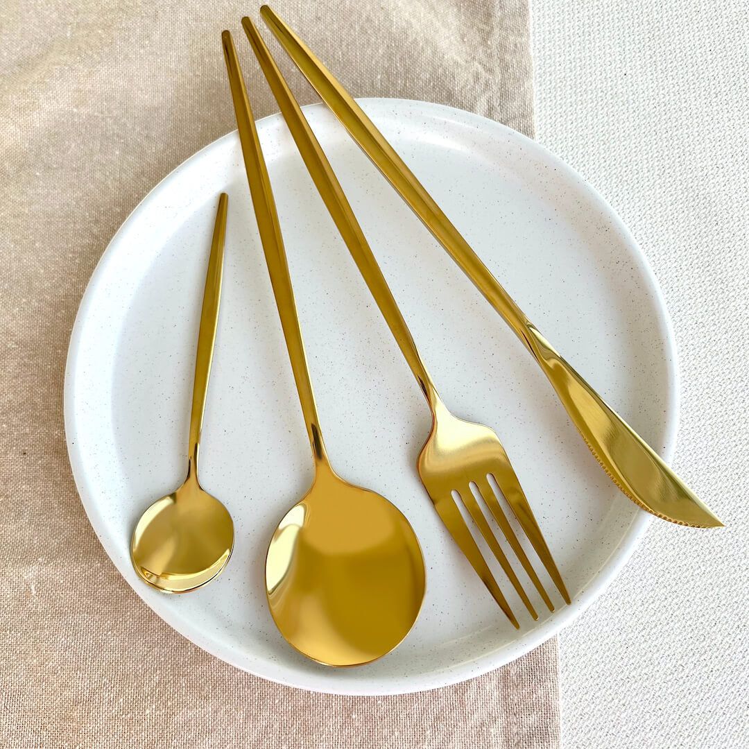 Minimalistisches goldenes Besteckset