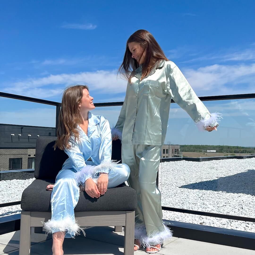 Pastelkleurige luxe pyjamaset met veren