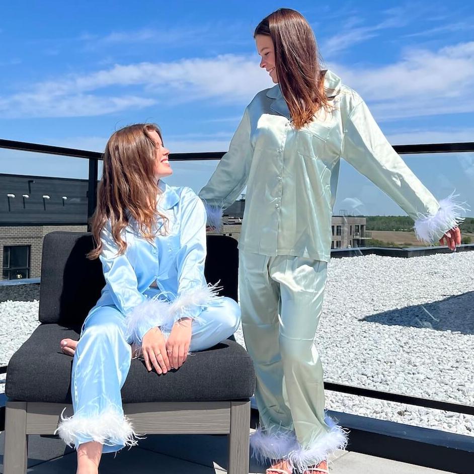 Pastelkleurige luxe pyjamaset met veren