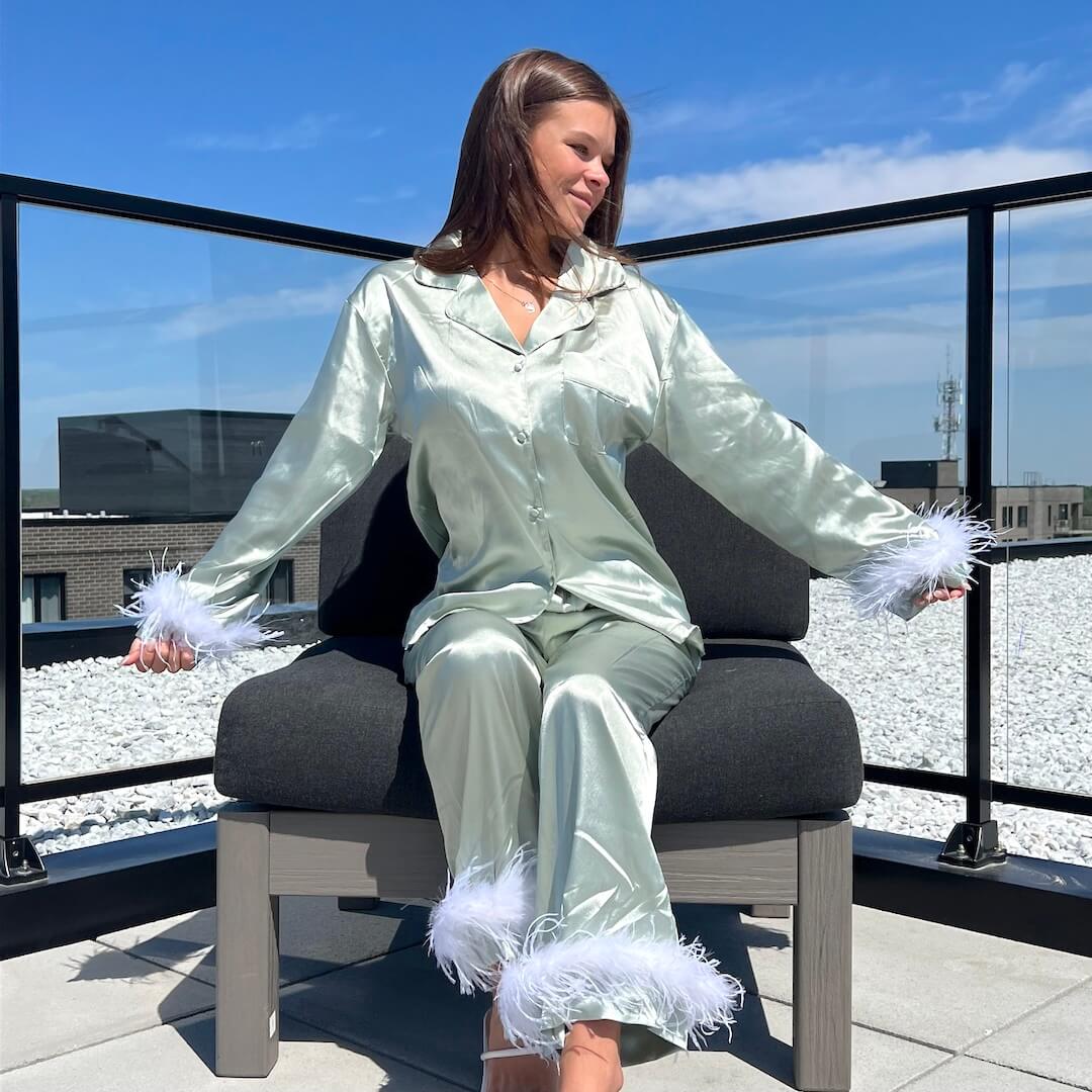 Pastelkleurige luxe pyjamaset met veren