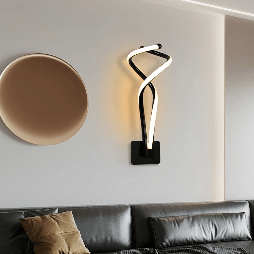 Nordische, modern geformte Wandlampe