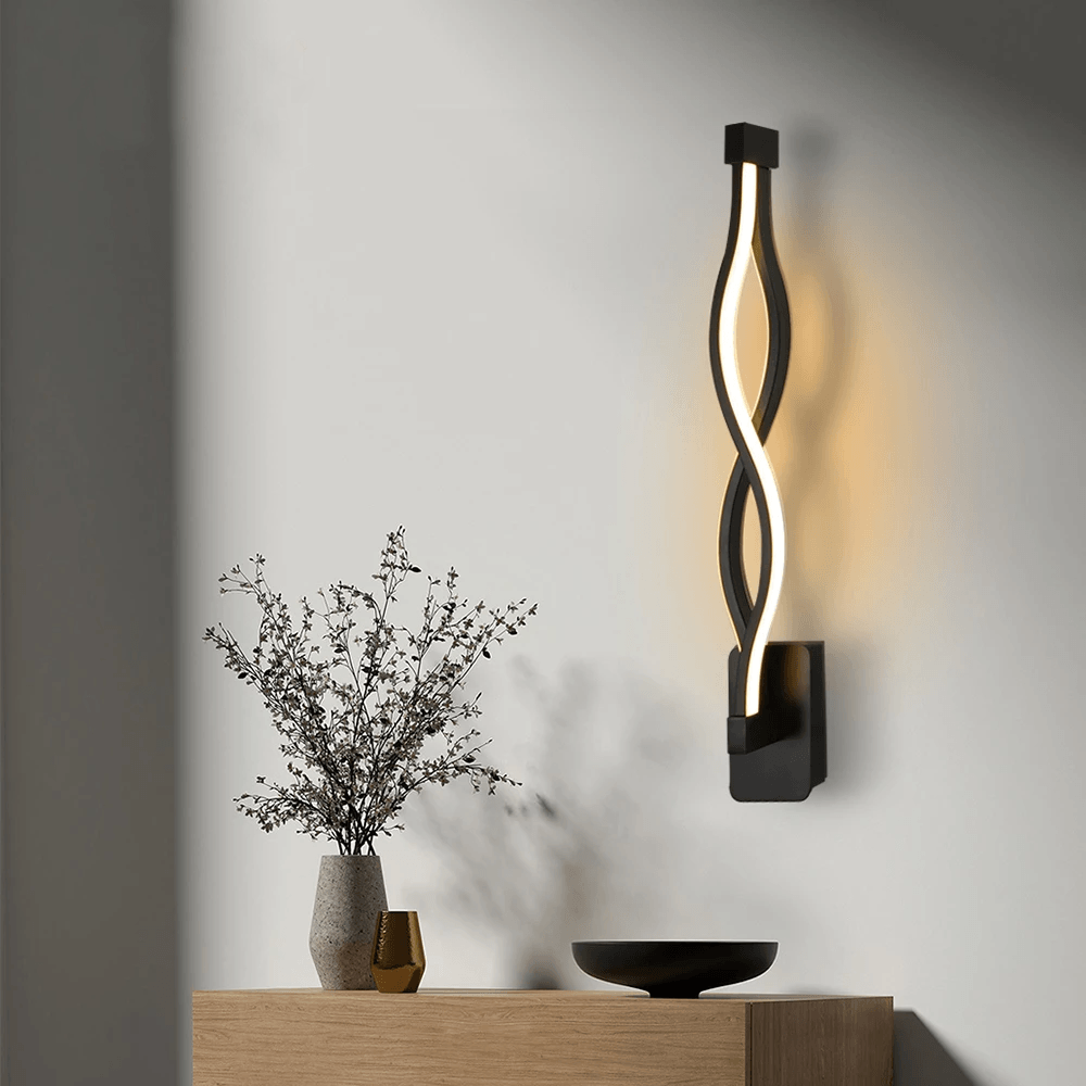 Nordische, modern geformte Wandlampe