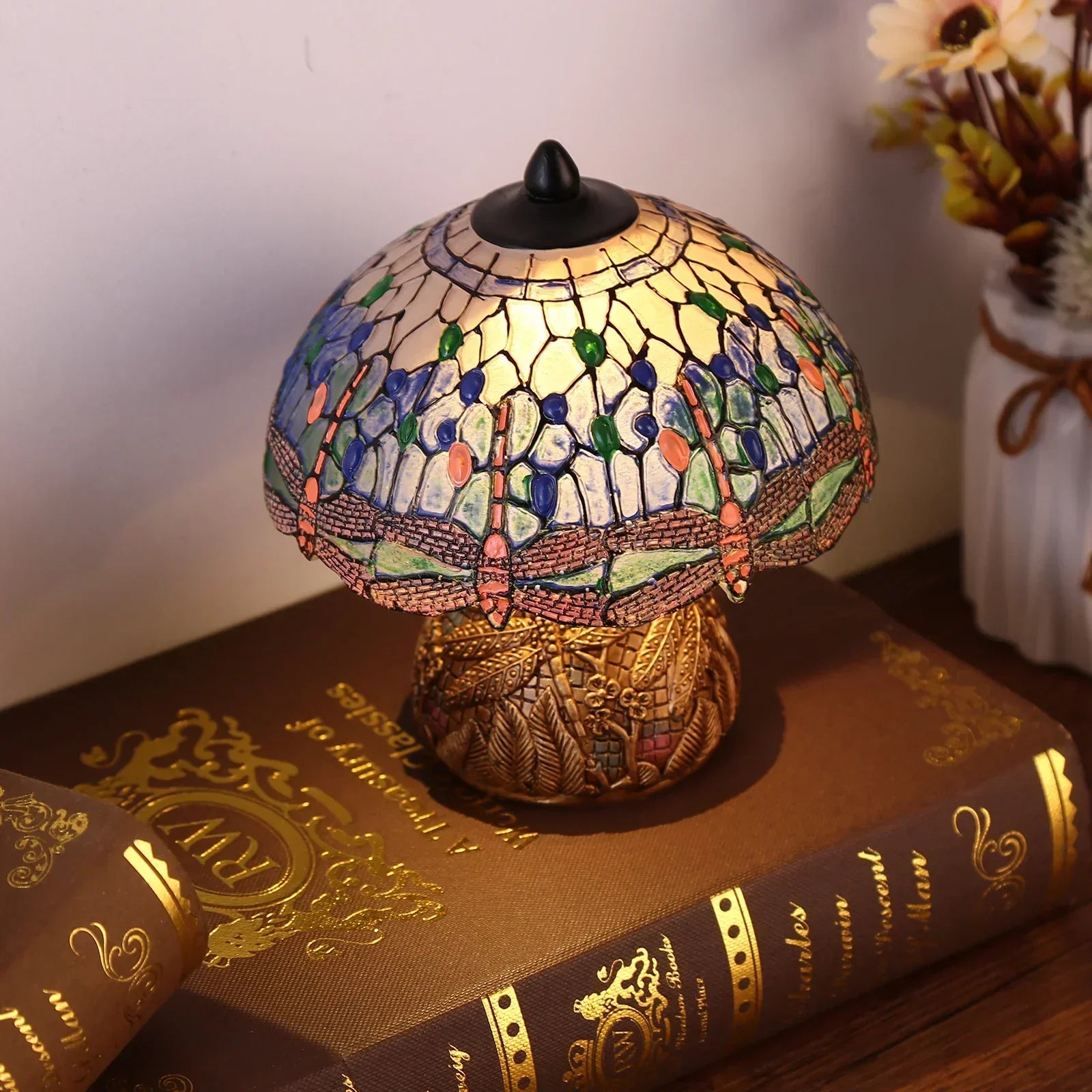 Vintage-lasimaalattu pöytälamppu, jossa on sudenkorentoteema – koristeellinen Art Nouveau -lamppu tyylikkäisiin sisustuksiin