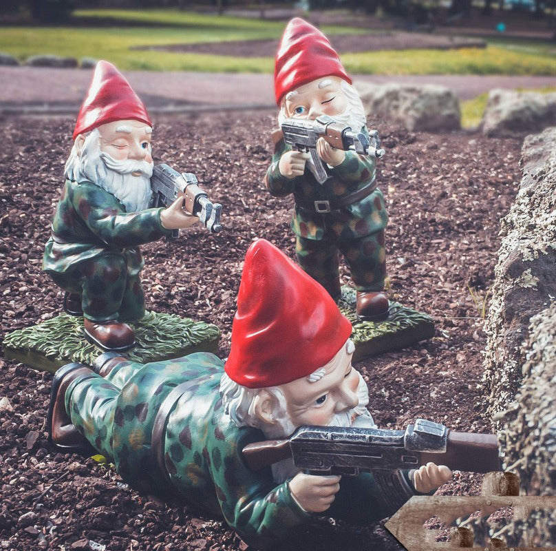 Gnomo de jardín militar con uniforme de camuflaje