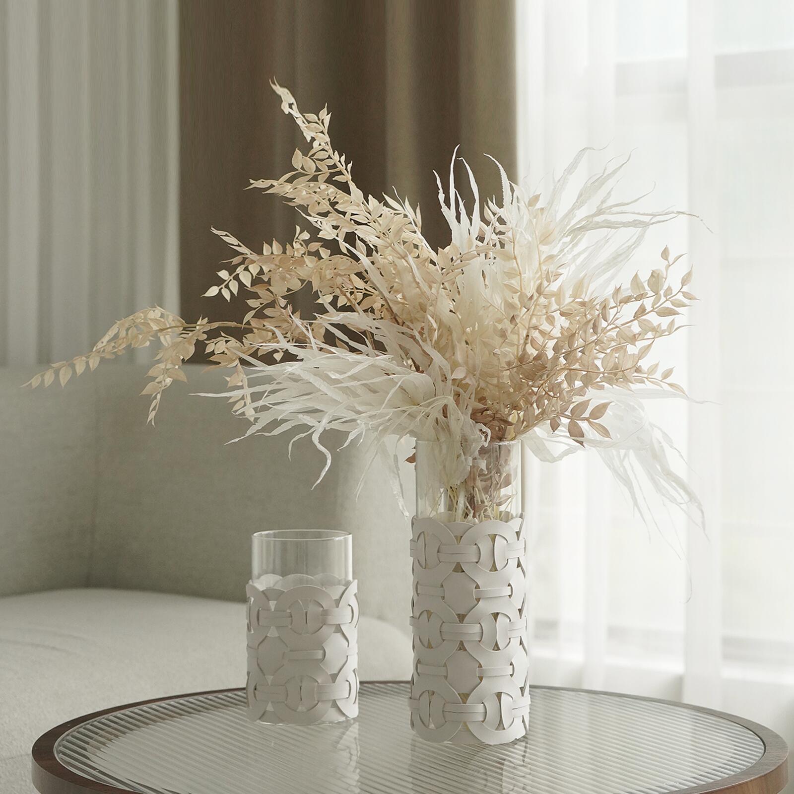 Vase de table en verre avec chaîne et cuir