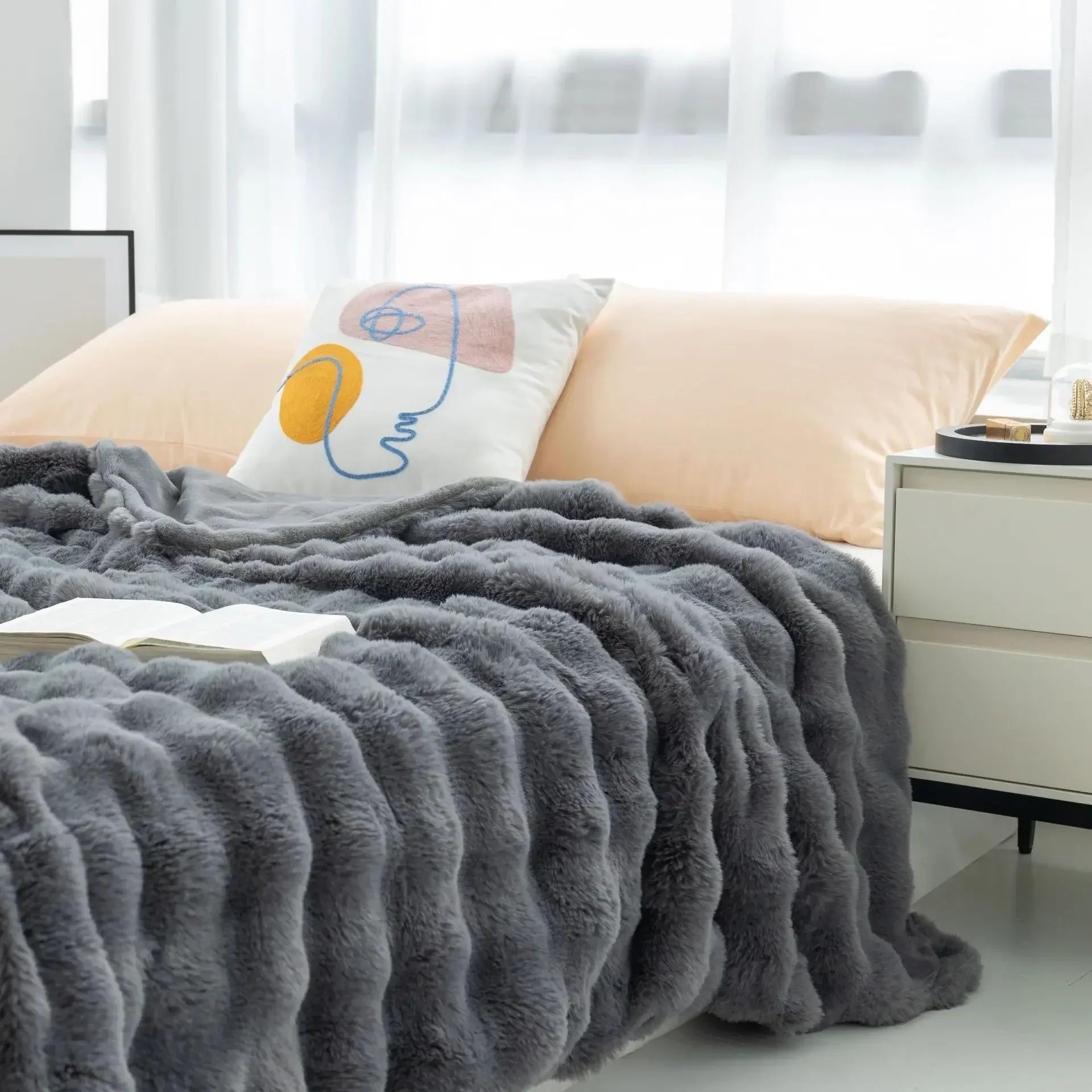 PlushWarmth - Luxury Fur Throw for Bed and Sofa / blanket