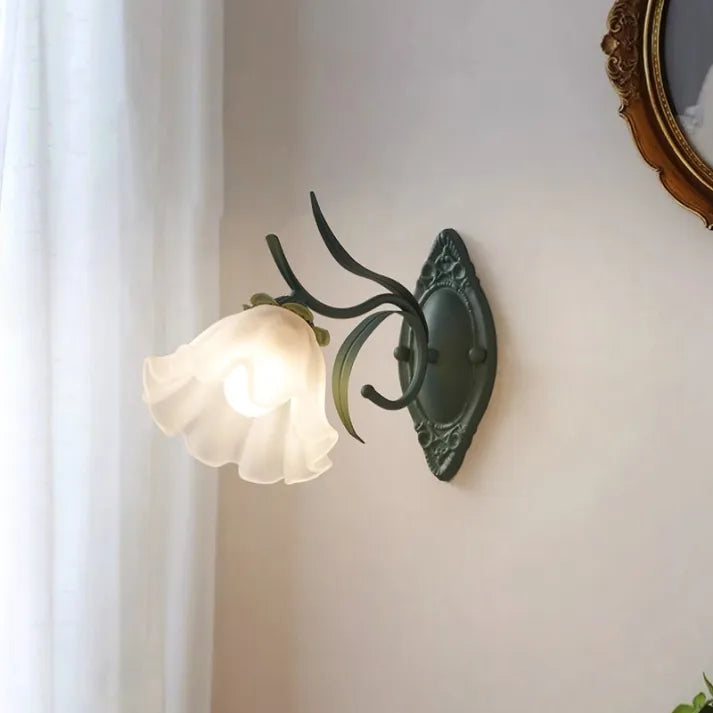 LilyGlow – Lámpara de pared con diseño de lirio de los valles