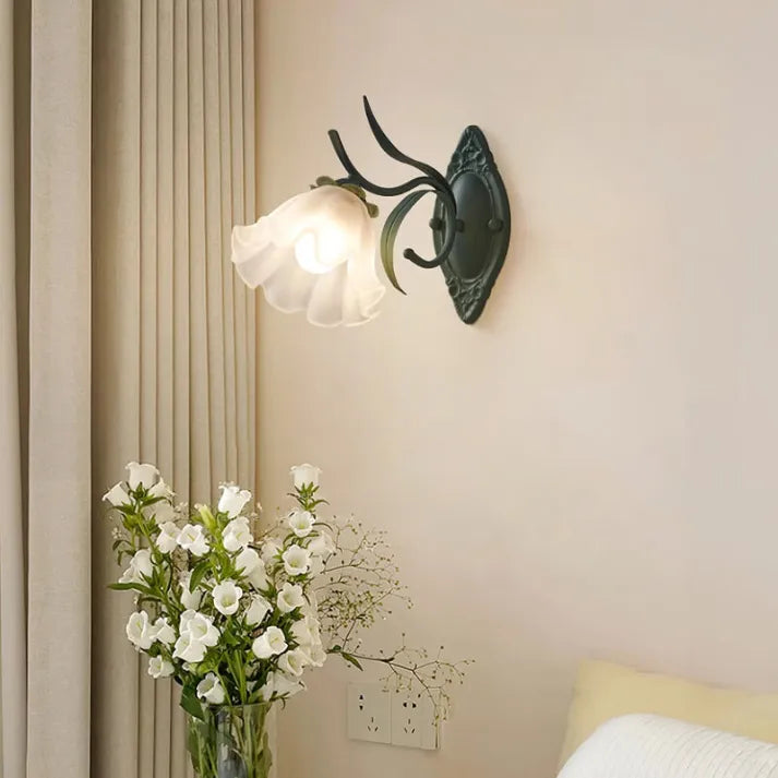 LilyGlow – Lámpara de pared con diseño de lirio de los valles