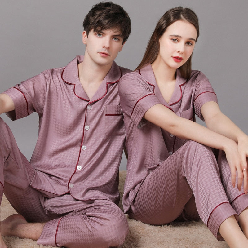 Elegante conjunto de pijama para pareja