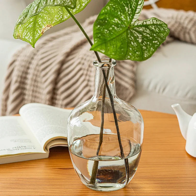 Jarrón de cristal transparente con arreglo de flores, adornos, agua para barriga para plantas verdes