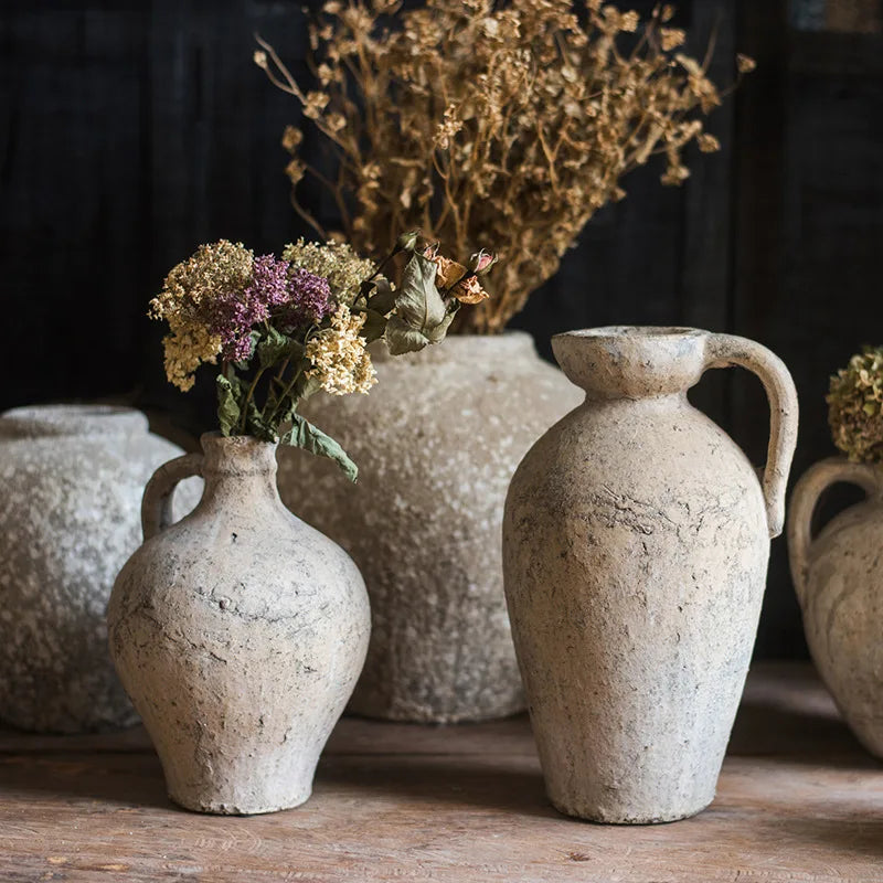 Ambachtelijk terracotta aardewerk potten vazen ​​bloemenwaren decoratieve gebruiksvoorwerpen en ornamenten