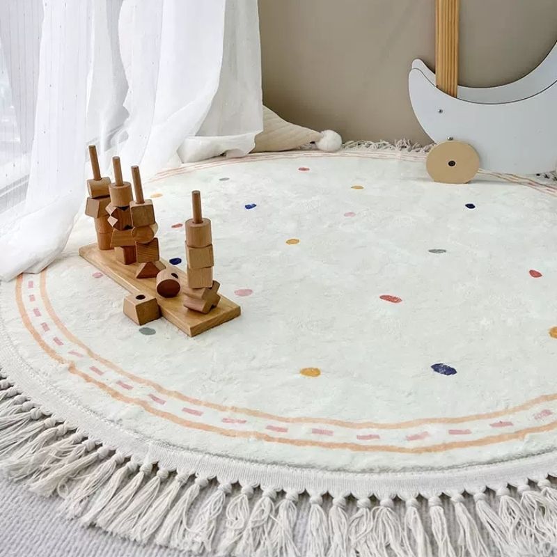 Alfombra de juegos blanca suave para habitación infantil con detalle de lunares y borlas - Rosa y negro