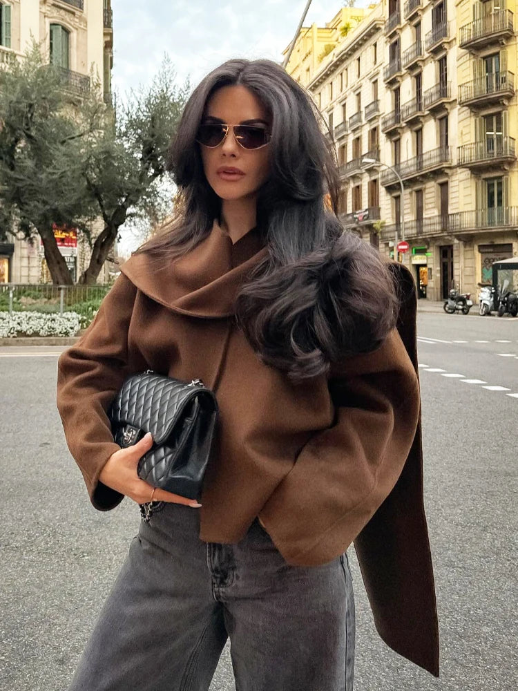 Cappotto elegante da donna in misto lana con collo a sciarpa - Giacca corta marrone per l'autunno 2024