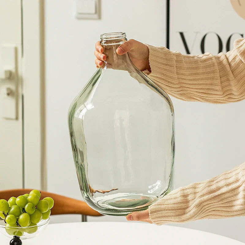 Jarrón de cristal transparente con arreglo de flores, adornos, agua para barriga para plantas verdes