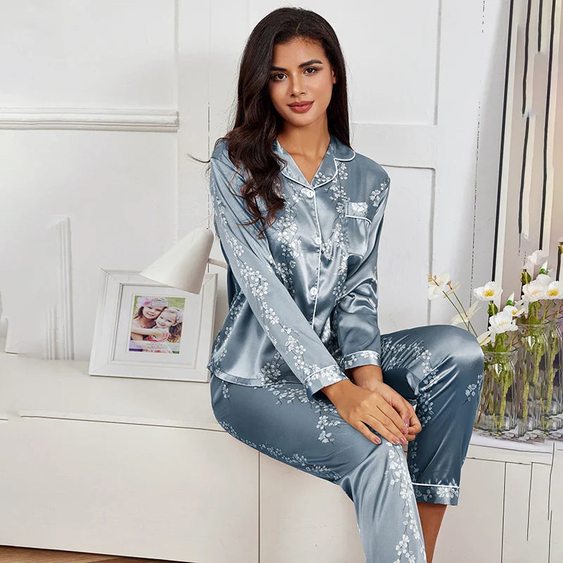 Elegante en comfortabele pyjamaset van satijn met bloemenprint